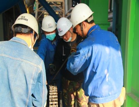 星空体育登录官网_星空（中国）,公司职工在检修（一）                                      