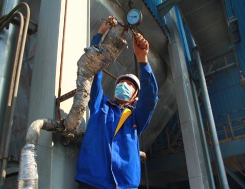 星空体育登录官网_星空（中国）,公司职工在检修（二）                                      